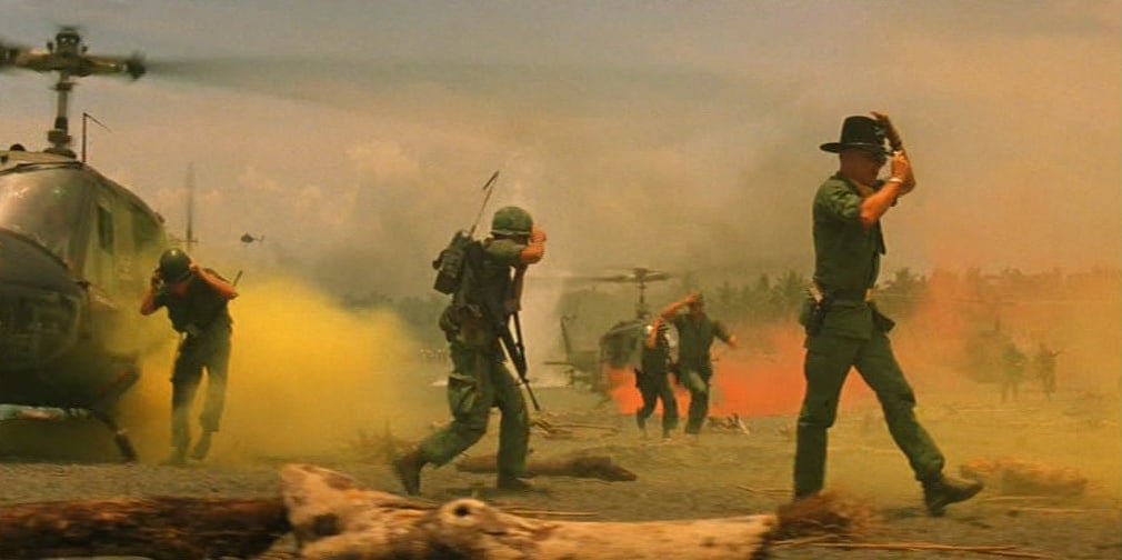 Soldater i orange rök.