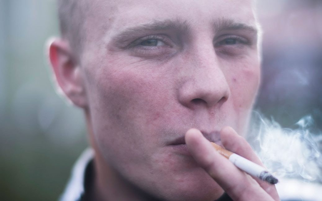 Karaktären Kimmie röker en cigarette i Peter Grönlunds Goliat.