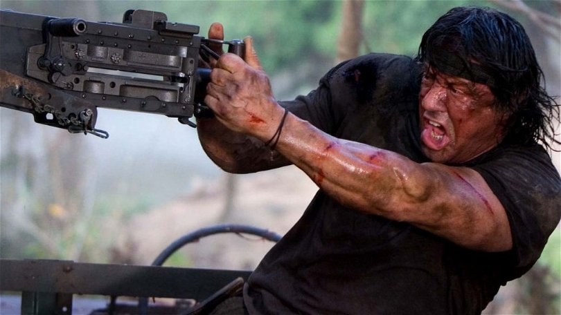 Sylvester Stallone använder ett automatvapen