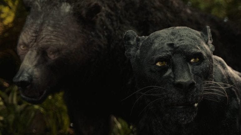 Från Netflix Originalfilm, "Mowgli". Baloo och Bagheera vandrar genom djungeln.