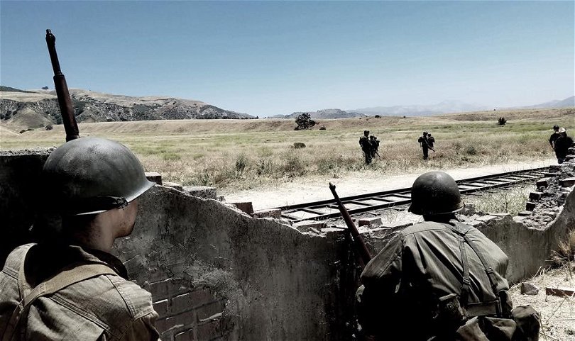 Soldater i rekonstruktionen av händelserna i första avsnittet av Medal of Honor.