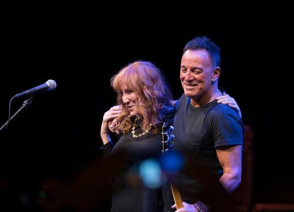 Bruce Springsteen och hans fru i Springsteen on Broadway.