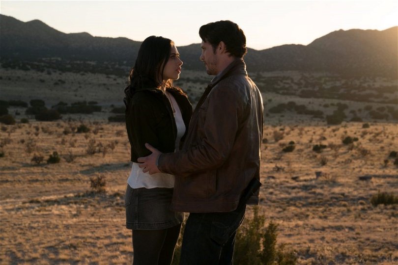 Nathan Parsons och Jeanine Mason i "Roswell, New Mexico".