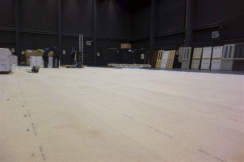 Bild på golv som läggs inne i studion.