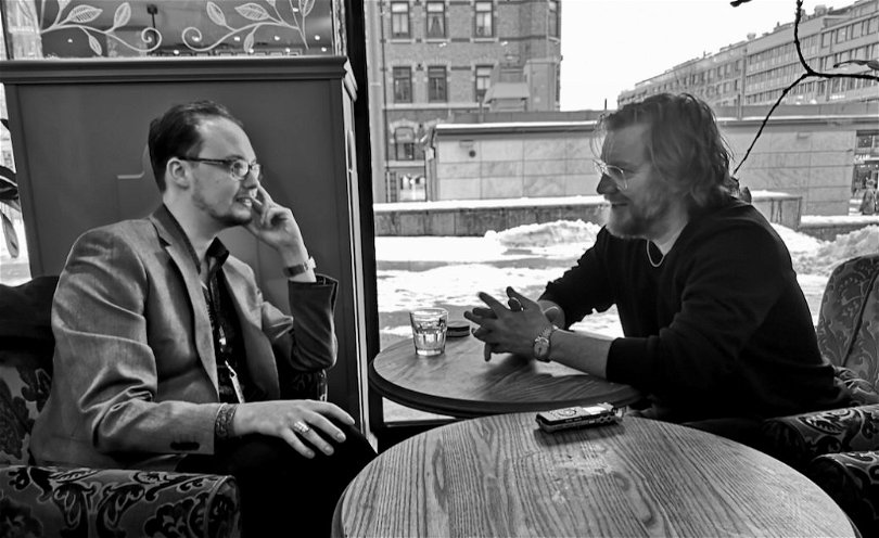 Eric Diedrichs och Magnus Krepper diskuterar.
