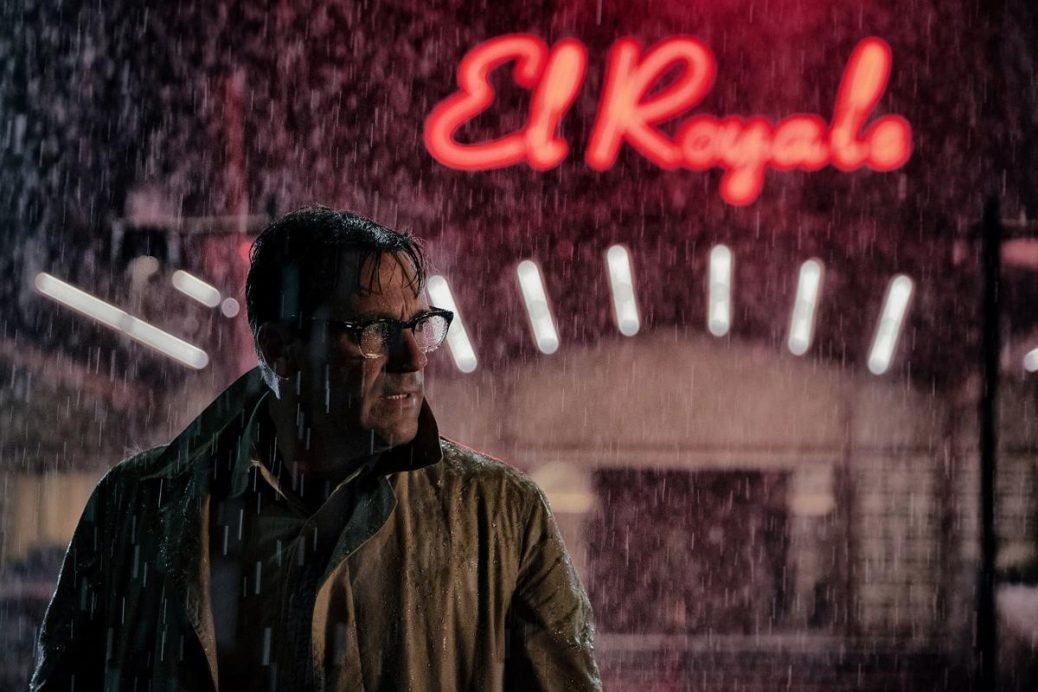 Jon Hamm står ute i regner utanför hotellet i "Bad Times at the El Royale", som regisseras av Drew Goddard.