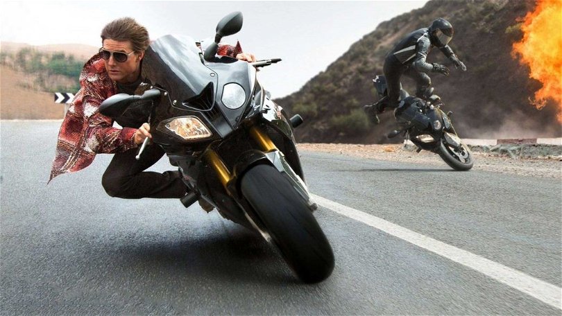 Bild på Tom Cruise som kör motoryckel i Mission: Impossible-film.