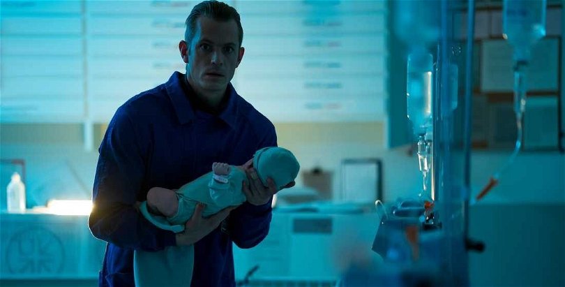 Joel Kinnaman håller bebis i "Hanna".
