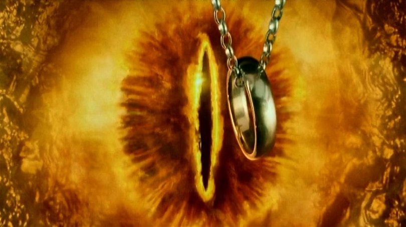 Ringen hålls upp framför Saurons öga. Sagan om ringen serien. 
