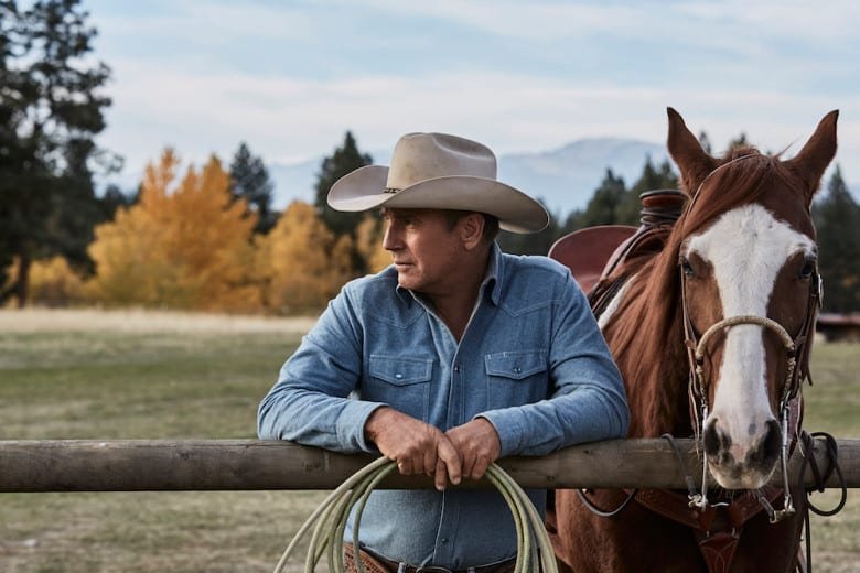Kevin Costner med sin häst i "Yellowstone".