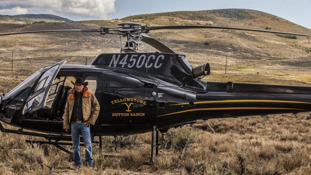 Kevin Costner vid en helikopter i "Yellowstone".
