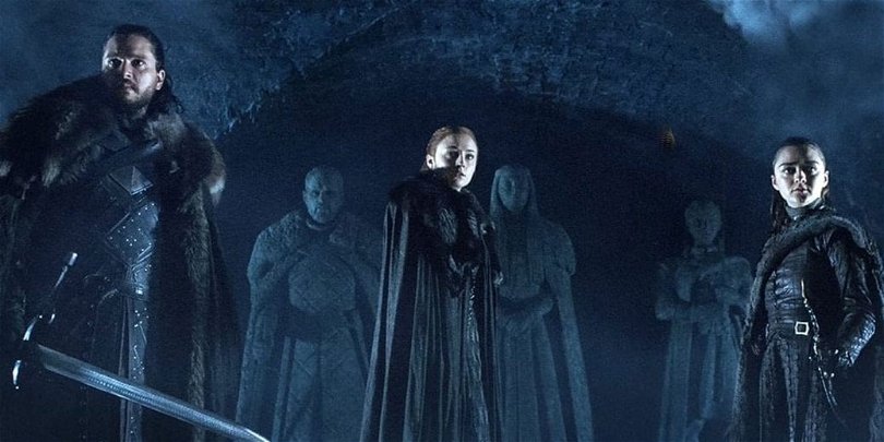 Jon Snow, Sansa Stark och Arya Stark med statyer av sig själva.