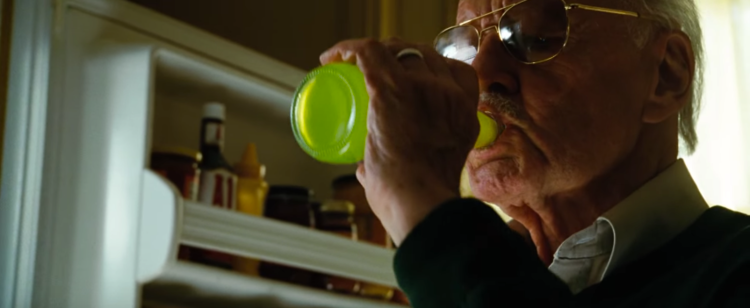 Stan Lee dricker en läsk med Bruce Banners blod. Ser rätt gott ut.