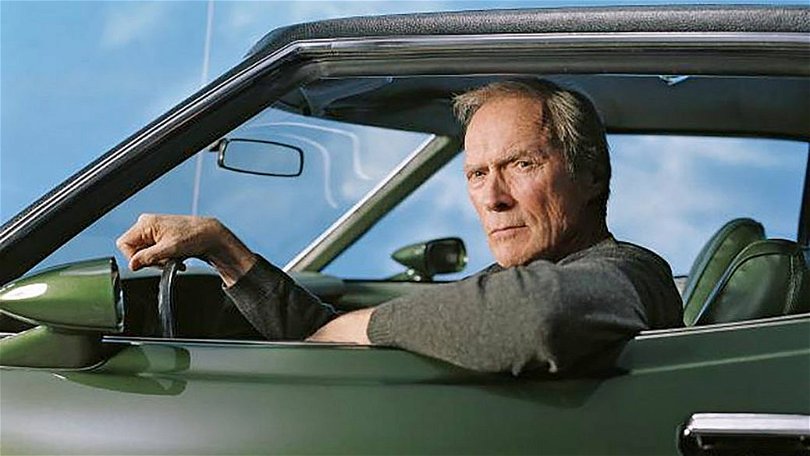 Clint Eastwood sitter I sin älskade bil