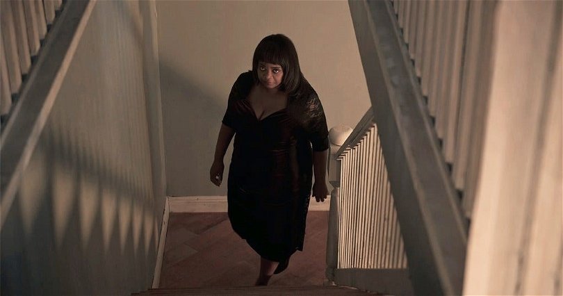 Octavia Spencers karaktär Ma går ondskefullt uppför en trappa.