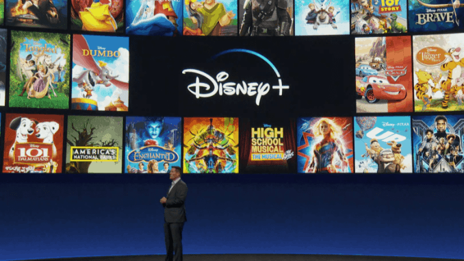 Foto från presentation av Disney+. Det breda utbudet exemplifieras på en skärm bakom en presentatör