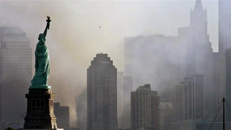 bild på frihetsgudinnan i "In the Shadow of the Towers: Stuyvesant High on 9/11"