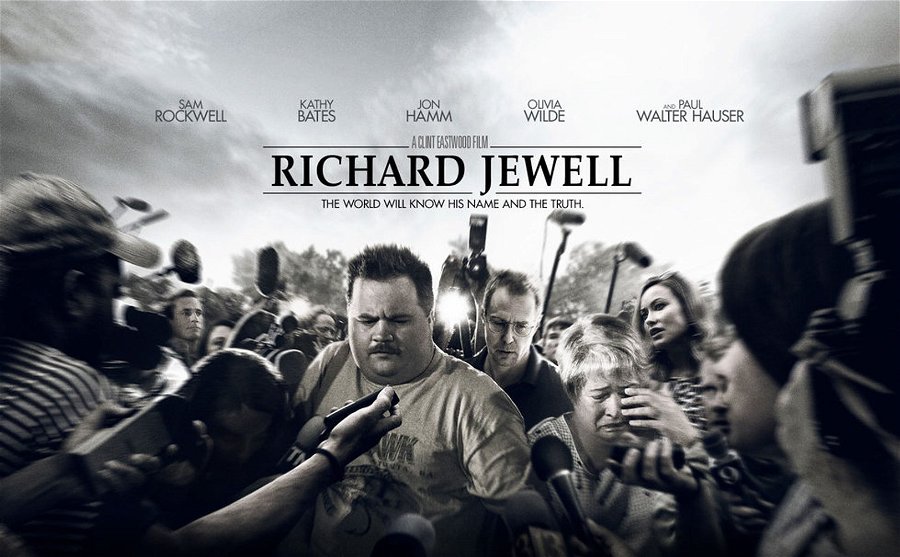 Affisch där Richard Jewell är omringad av pressen. Foto: Warner Bros. Pictures
