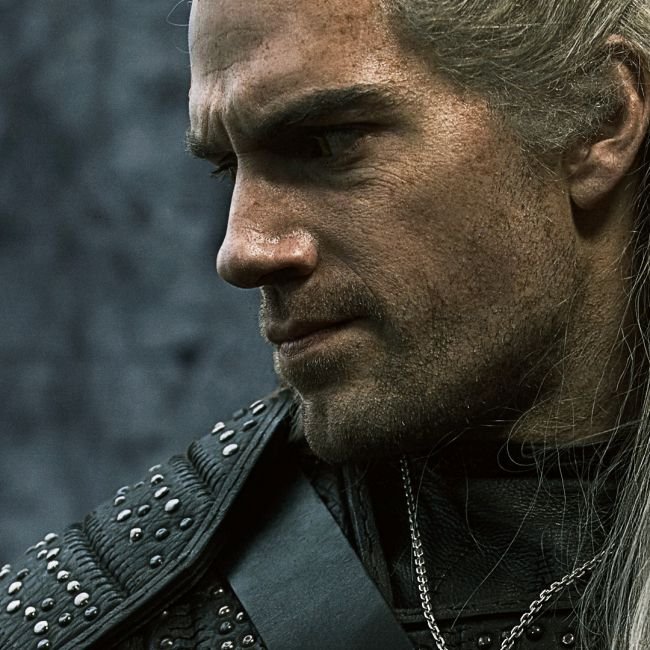 Henry Cavill som Geralt of Rivia. 