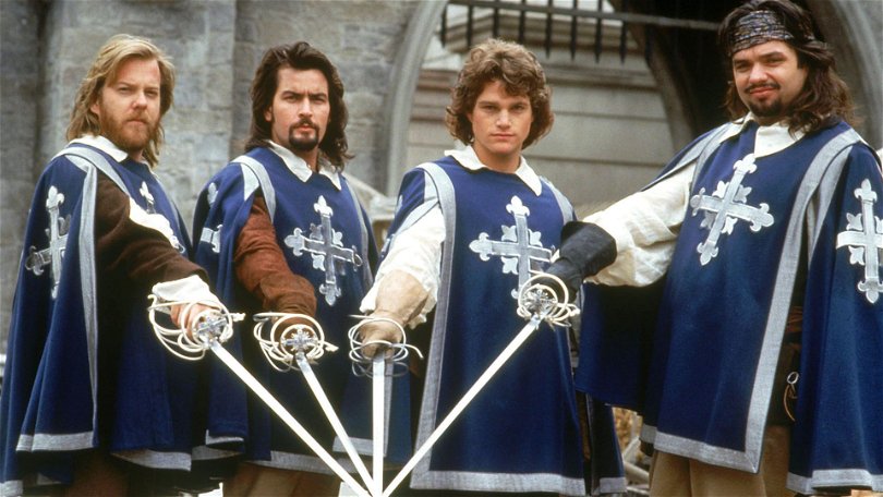 De tre musketörerna (och D'Artagnan) drar sina värjor för att rädda sin kung. Foto: Buena Vista Pictures.