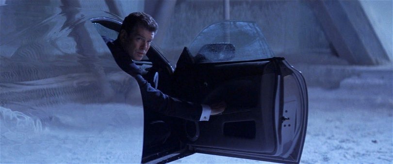 Jepp, här tittar James Bond ut från en osynlig bil. Det är precis lika löjligt som det låter. Foto: United International Pictures.