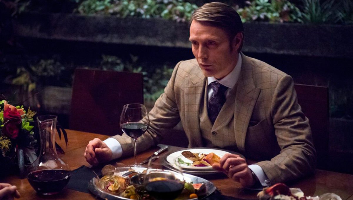 Mads Mikkelsen som Hannibal äter en "måltid".