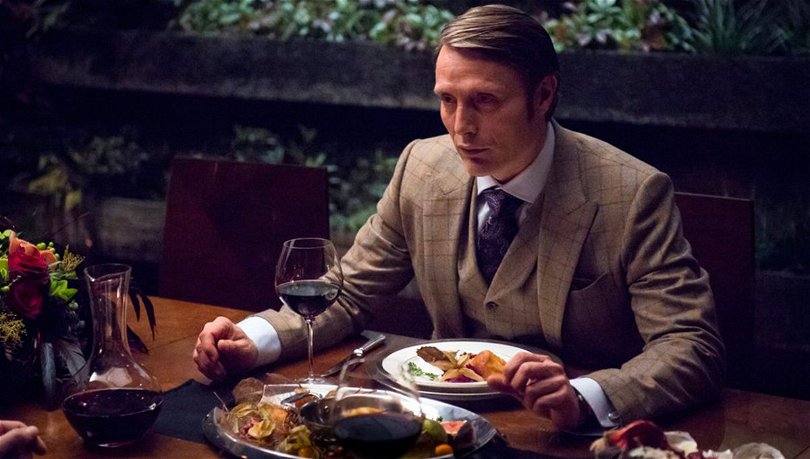 Mads Mikkelsen som Hannibal äter en "måltid".