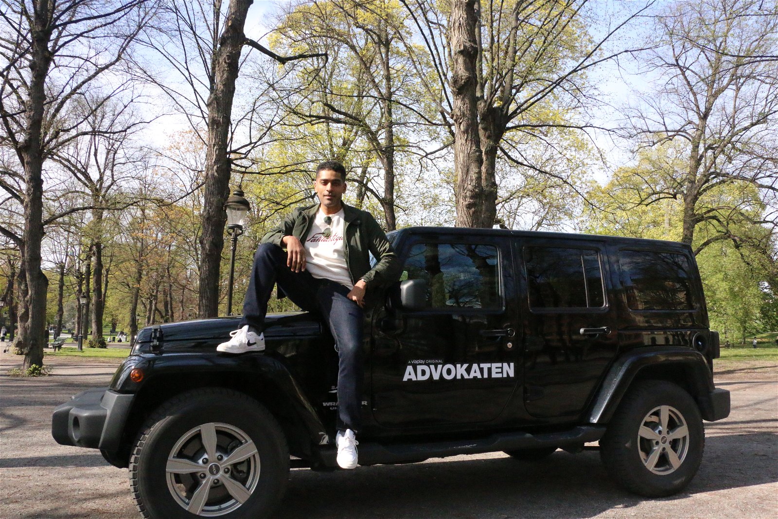 Alexander Karim sittandes på sin Advokaten-bil. 