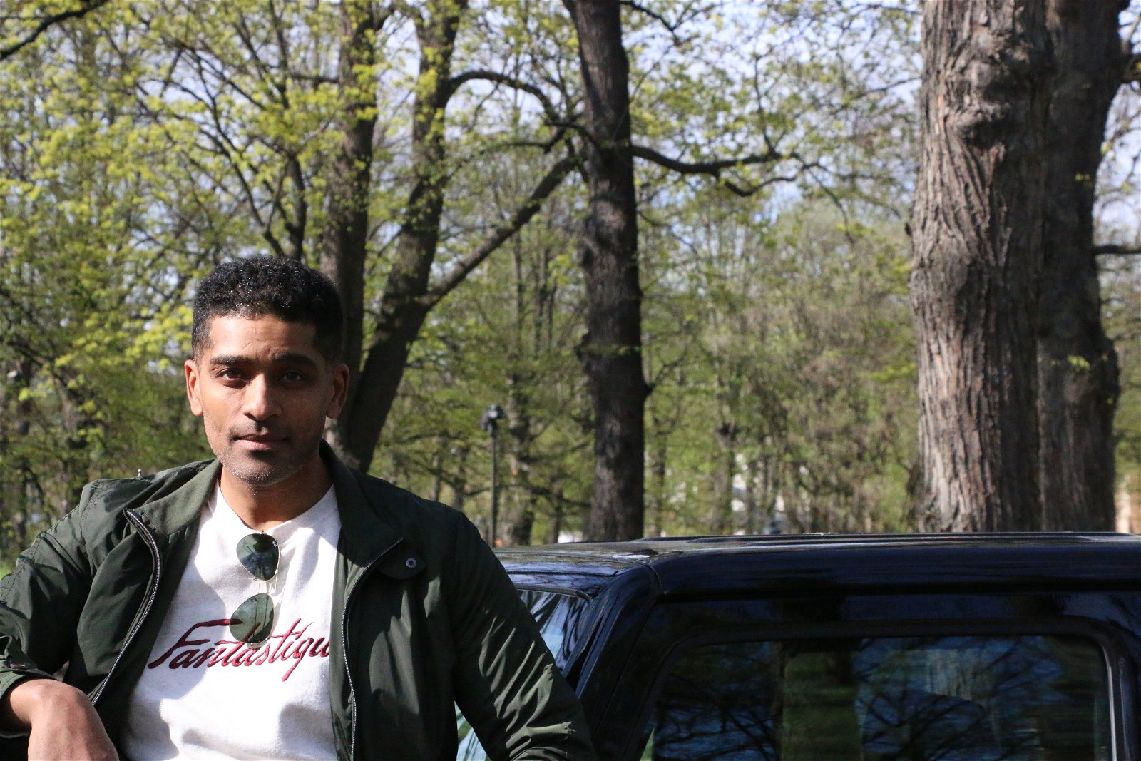 Alexander Karim med sin bil. 