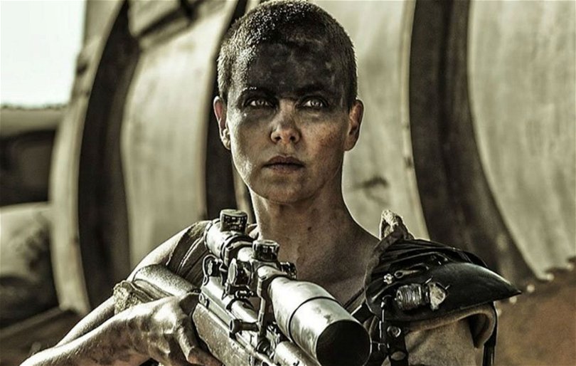 Charlize Theron som Furiosa i Mad Max: Fury Road. Foto: Warner Bros. Pictures.