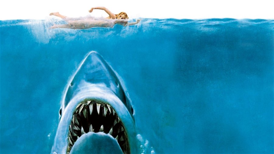 Den välkända affischen till Hajen, med den gigantiska hajen och den simmande kvinnan. Foto: Universal Pictures.