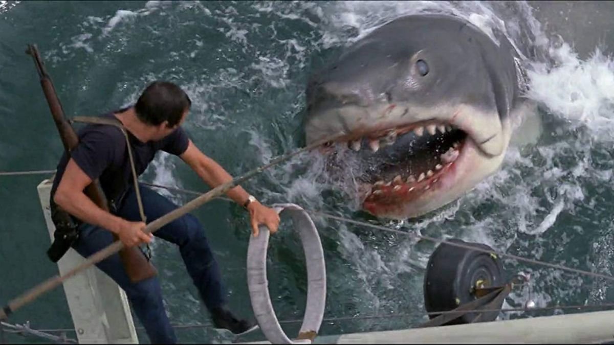 Roy Scheider som Brody tar upp kampen mot hajen. Foto: Universal Pictures.