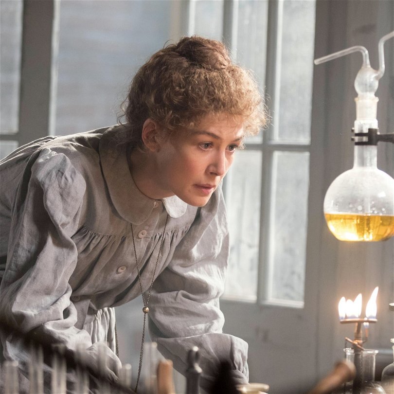 Rosamund Pike som Marie Curie.