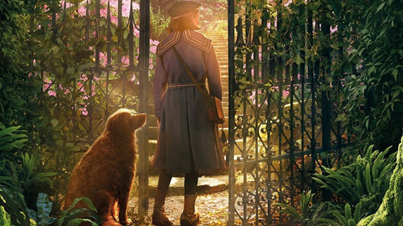 Dixie Egerickx och en hund i Den hemliga trädgården. 