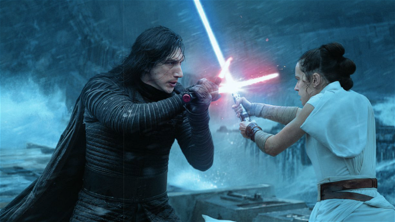 Rey och Kylo Ren i en fisljummen uppgörelse i The Rise of Skywalker. Foto: Walt Disney Studios Motion Pictures.