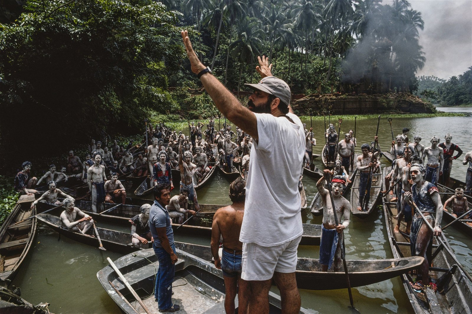Bild från inspelningarna av Francis Ford Coppolas Apocalypse Now. Bilden föreställer Coppola framför en flod av kroppsmålade statister. Foto: American Zoetrope.