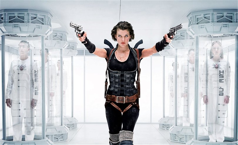 Milla Jovovich håller pickadoller i "Resident Evil: Afterlife". Jag har ingen aning om vad som händer i den här scenen. Jag misstänker att hon skjuter många människor. Foto: Screen Gems. 