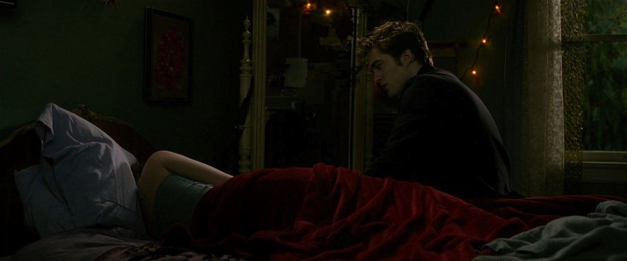 Edward tittar på Bella när hon sover i Twilight. Foto: Summit Entertainment.