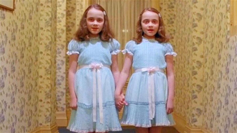 Jag gick i samma klass som ett par tvillingar i årskurs 1-9. Så jag är kanske avtrubbad när det kommer till hur läskiga tvillingar är? Foto: Warner Bros.
