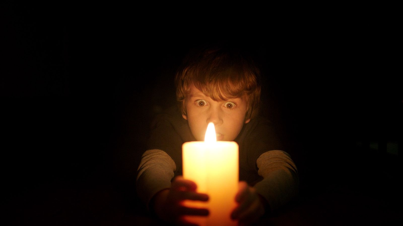 Rädd pojke i skräckfilmen Lights Out
