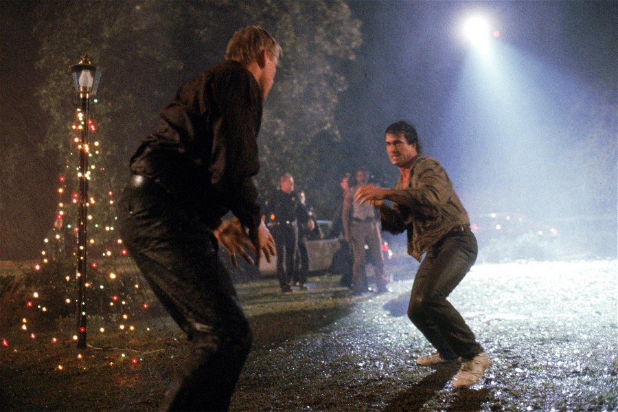 Riggs (Mel Gibson) och Mr. Joshua (Gary Busey) försöker slå ihjäl varandra. Märk väl juldekorationen till vänster. Foto: Wrner Bros. Pictures.