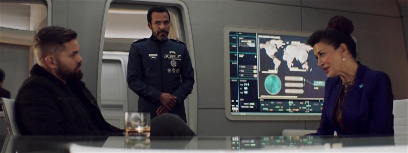 I det här mötet vill Avarasala (Shoreh Aghdashloo) att Amos (Wes Chatham) ska lova at inte döda någon när han besöker Jorden. Det gör han inte. Foto: Amazon Prime.