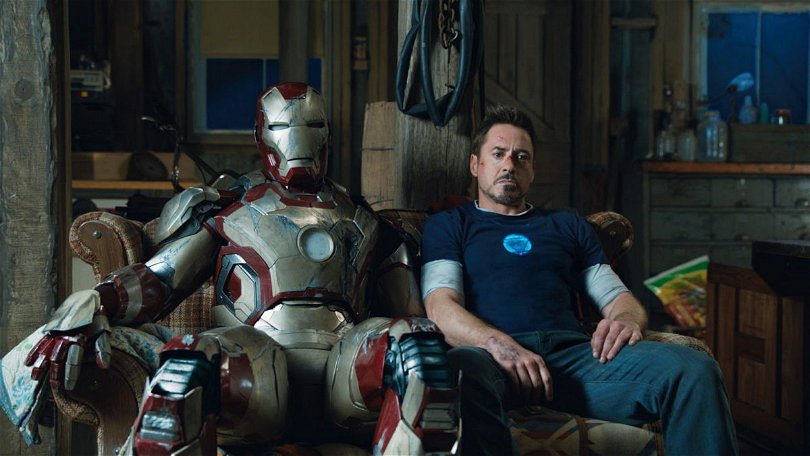 Den här bilden är talande för hur Tony känner sig i Iron Man 3; trött och fullkomligt ur gängorna. Foto: Walt Disney Studios Motion Pictures.