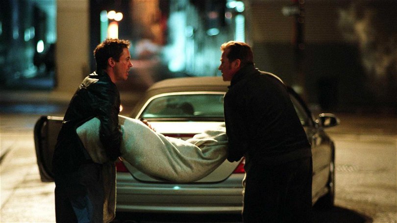 Harry (Robert Downey jr.) och Gay Perry (Val Kilmer) får händerna fulla iKiss Kiss Bang Bang. Foto: Warner Bros. Pictures.  