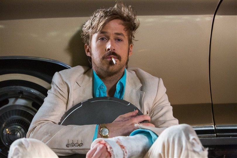 Ryan Gosling har nog aldrig spelat en sjaskigare och dummare karaktär än i The Nice Guys. Foto: Warner Bros. Pictures.