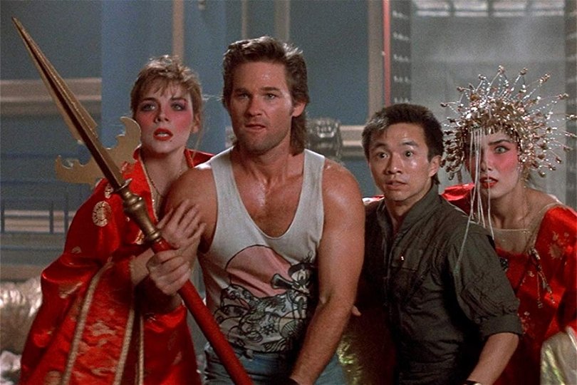 Jack Burton (Kurt Russel i mitten) är rätt kass på att slåss. Men han insisterar alltid på att ställa sig framför de andra när det är på väg att skita sig. Och vi älskar honom för det. Foto: 20th Century Fox.
