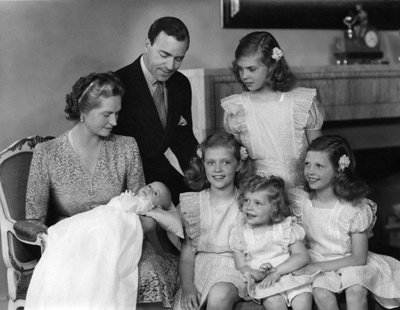 Sibylla med Prins Gustaf Adolf och alla barnen; nuvarande kung Carl XVI Gustaf i knäet.