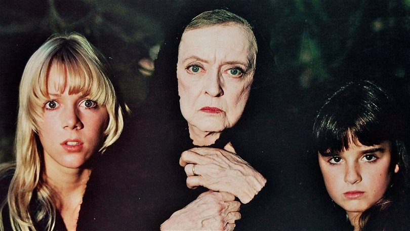 Tre damer beskådar något läskigt i Watcher in the Woods