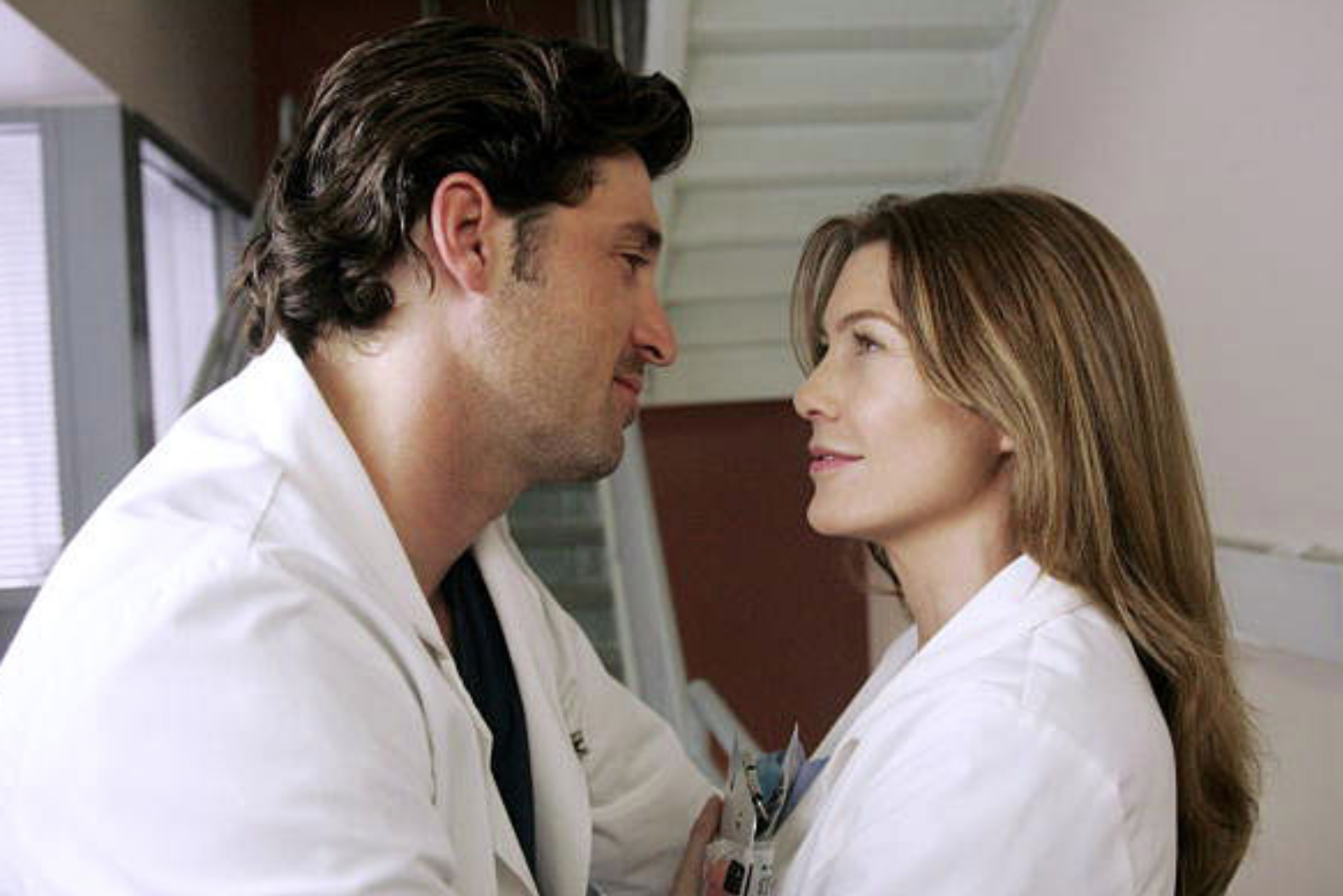 Derek Shepherd (Patrick Dempsey) och Meredith Grey (Ellen Pompeo) i Grey's Anatomy. Foto: Viaplay.