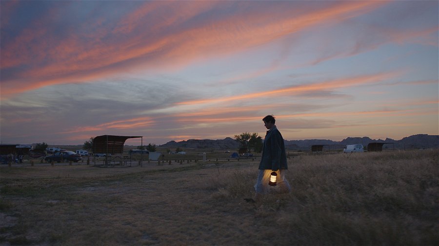 Bild på en gående Frances McDormand i Chloé Zhaos Nomadland. Foto: Searchlight Pictures